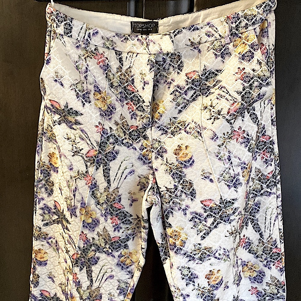 shiny jacquard looking floral pants with front seam and pockets